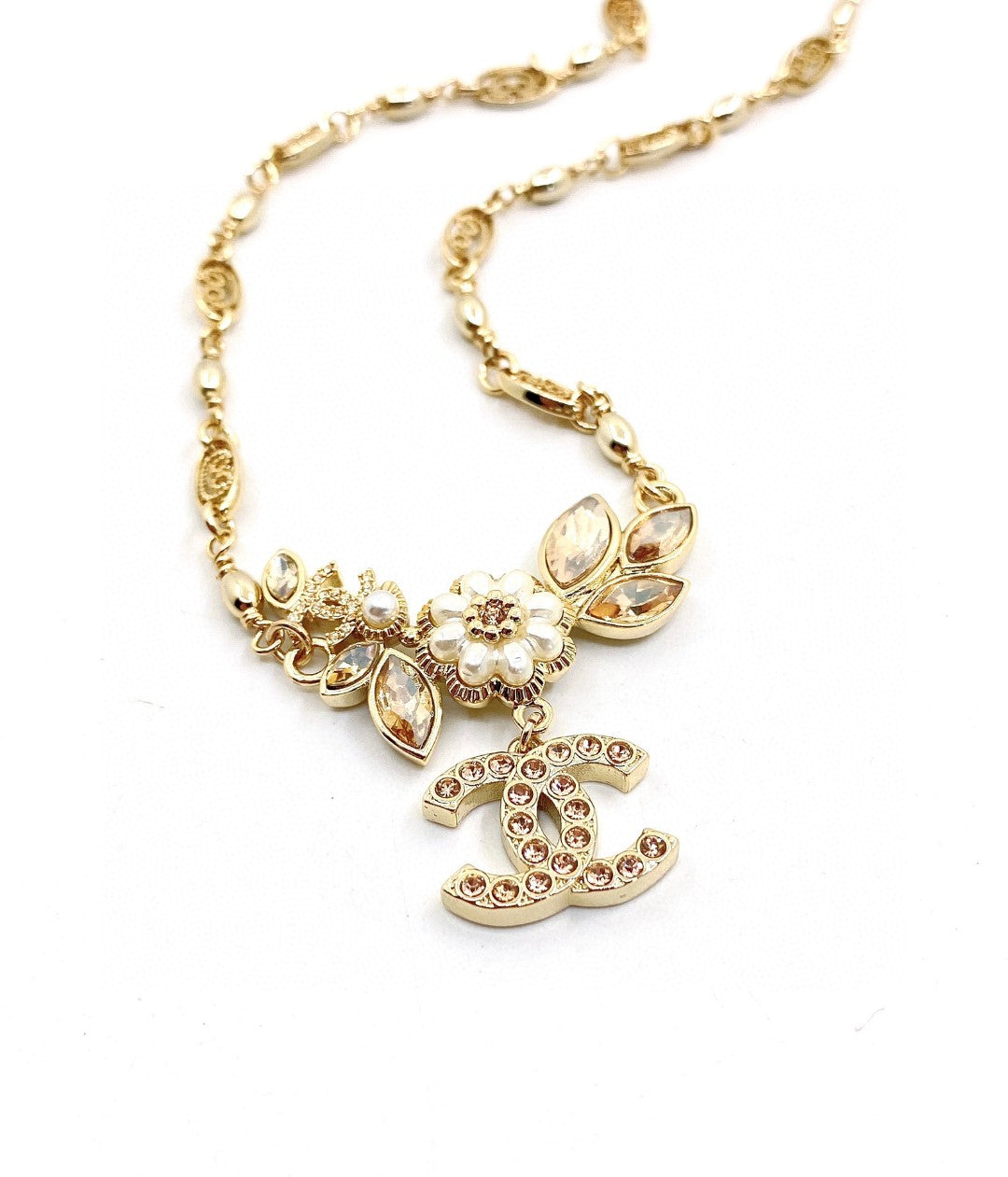 Chanel Flower Diamond 18K Gold Necklace product image 4, provided for visual reference and product detail review
