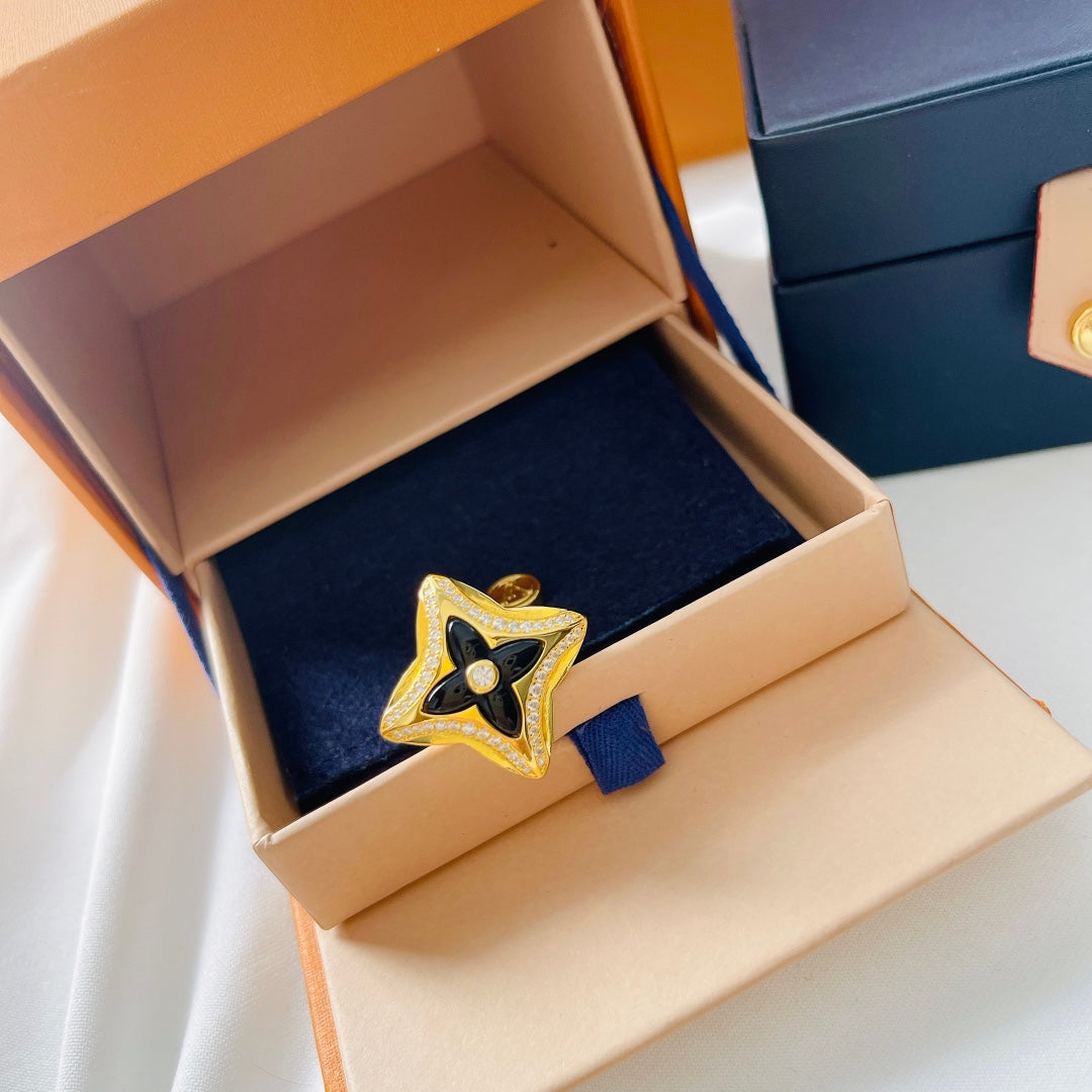 Louis Vuitton Ever Blossom 18K Gold Ring product image 9, provided for visual reference and product detail review