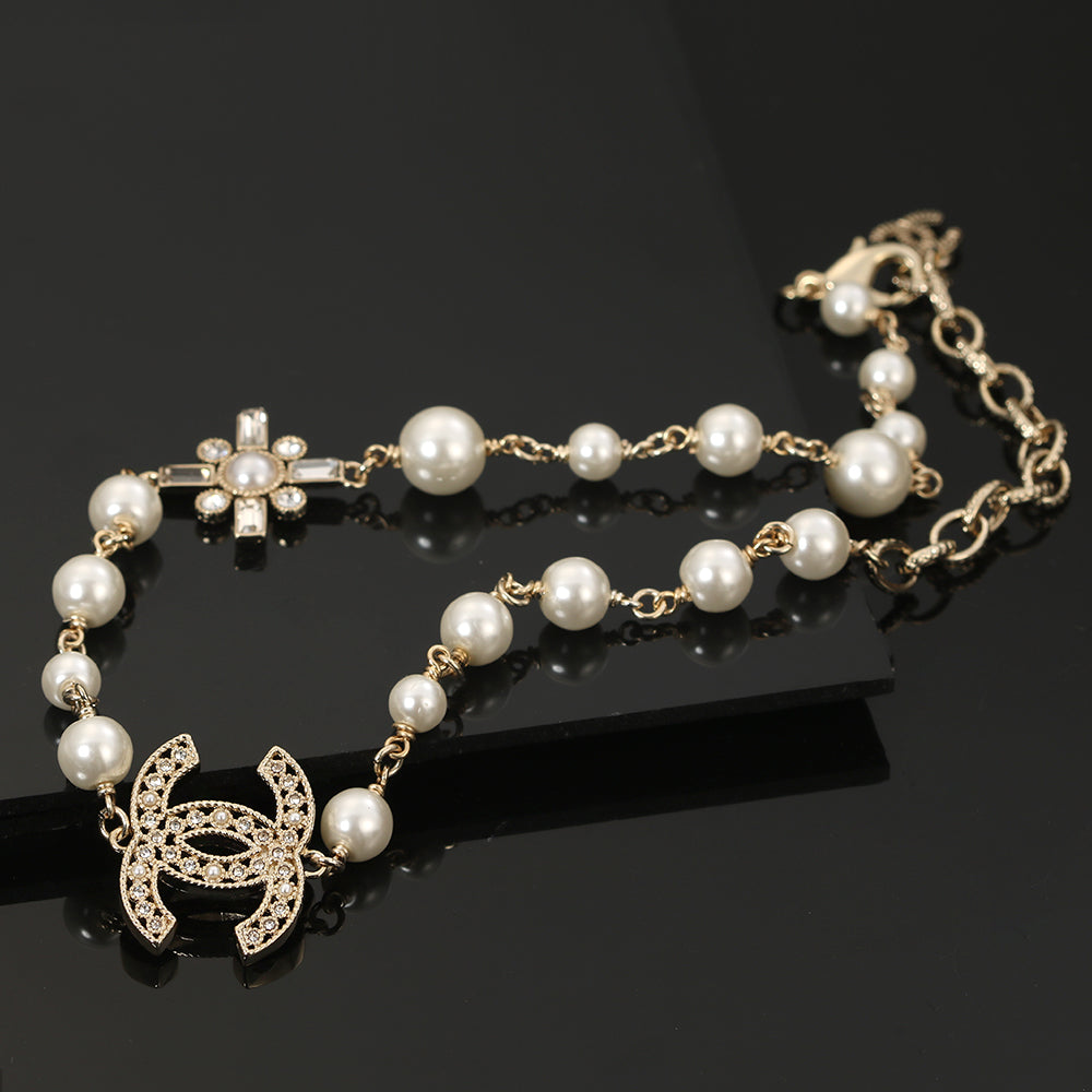 Chanel Flower Pearls 18K Gold Necklace product image 4, provided for visual reference and product detail review