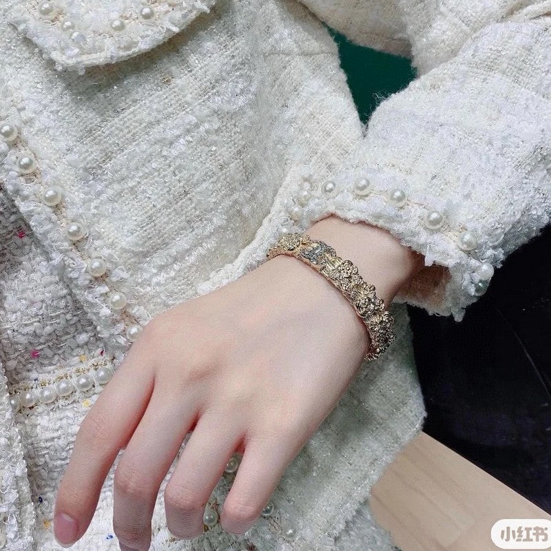 Chanel Flower Diamond Cuff 18K Gold Bracelet product image 5, provided for visual reference and product detail review