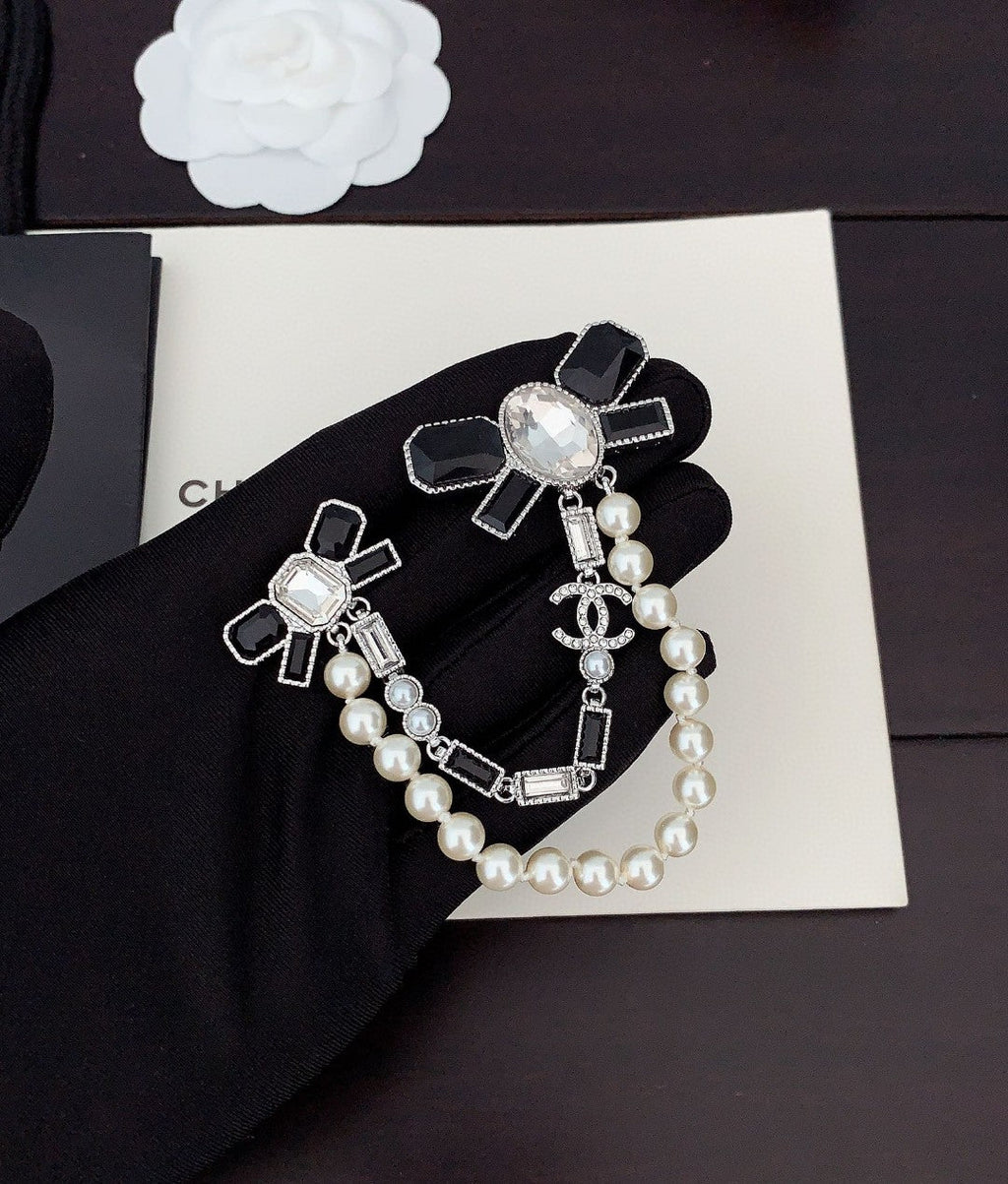 Chanel Black Bow Pearls 18K Gold Brooch product image 3, provided for visual reference and product detail review