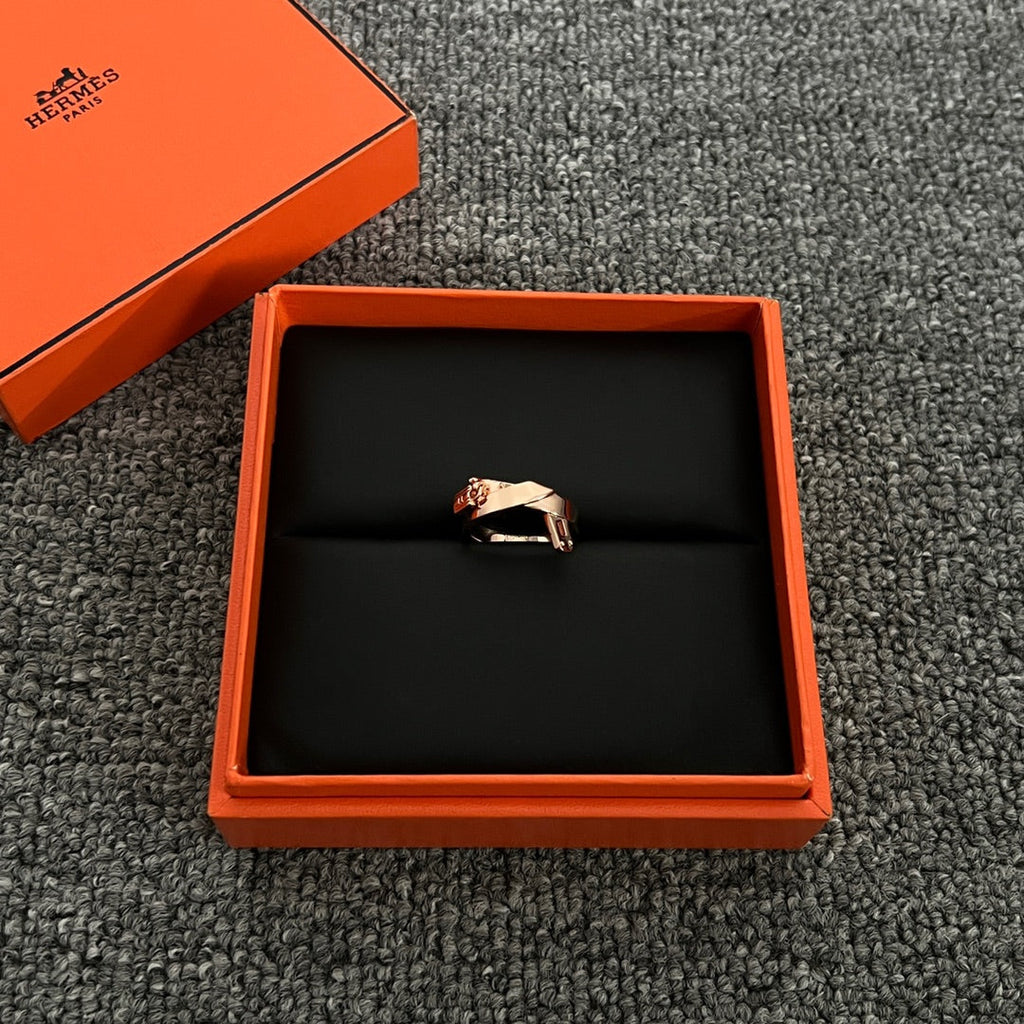 Hermes Kelly Gavroche 18K Gold Ring product image 3, provided for visual reference and product detail review