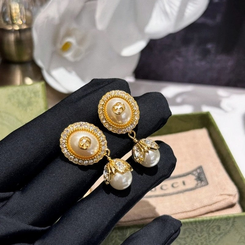 Gucci Double Flower Pearl 18K Gold Earrings product image 9, provided for visual reference and product detail review
