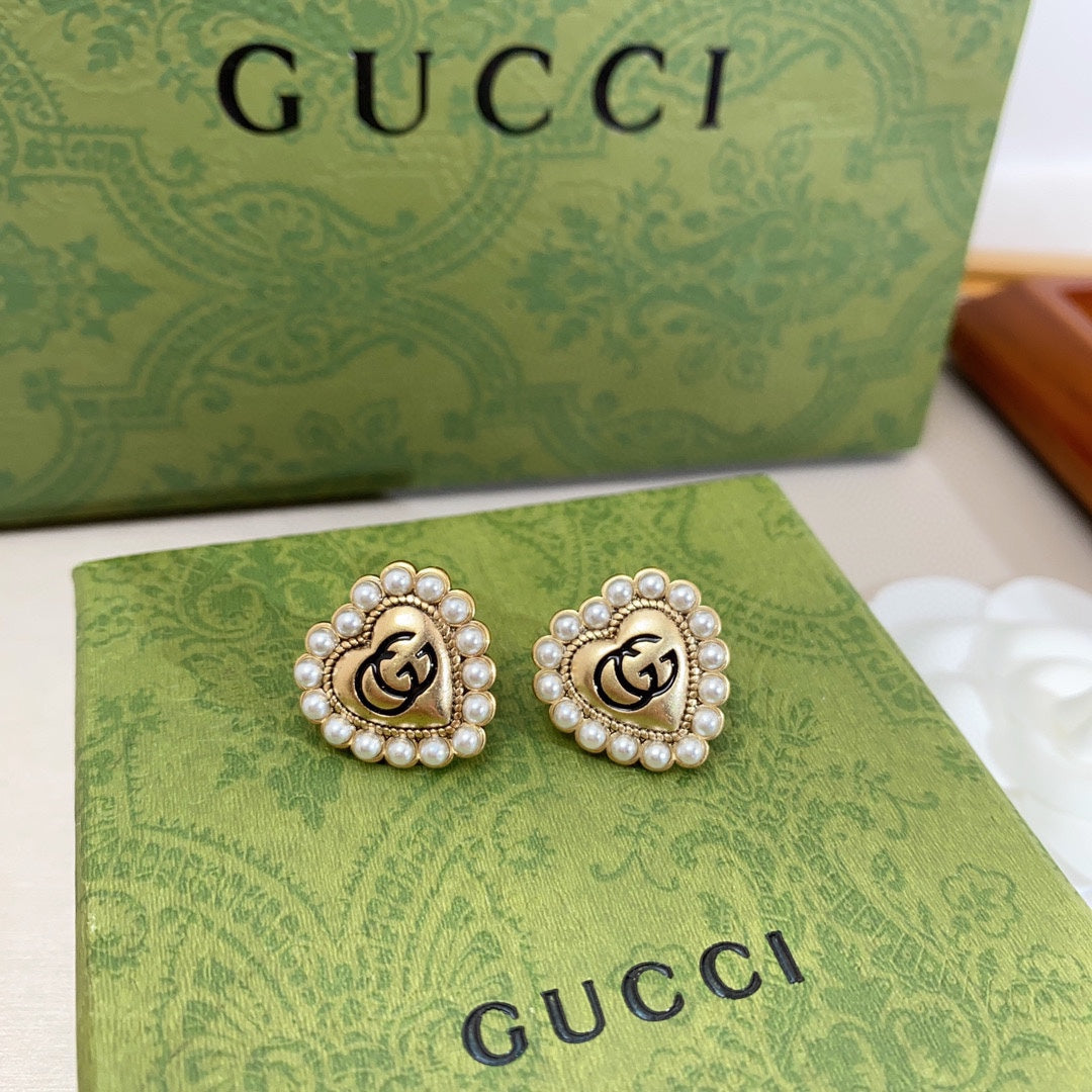 Gucci Double Heart Pearl 18K Gold Earrings product image 8, provided for visual reference and product detail review