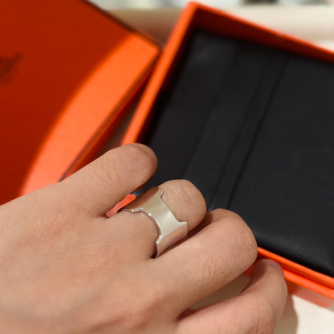 Hermes Amazone Large 18K Gold Ring product image 3, provided for visual reference and product detail review