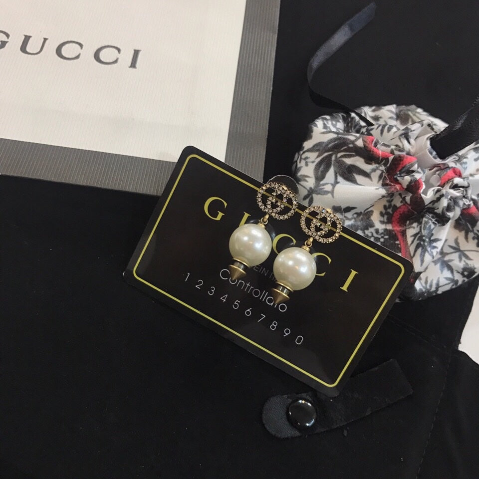 Gucci Double Pearl Pendant 18K Gold Earrings product image 4, provided for visual reference and product detail review
