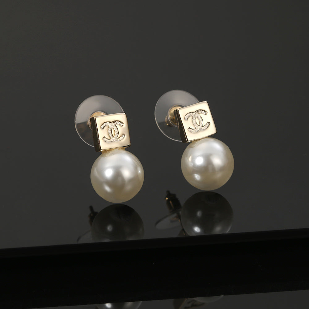 Chanel Pearls 18K Gold Earrings product image 1, provided for visual reference and product detail review