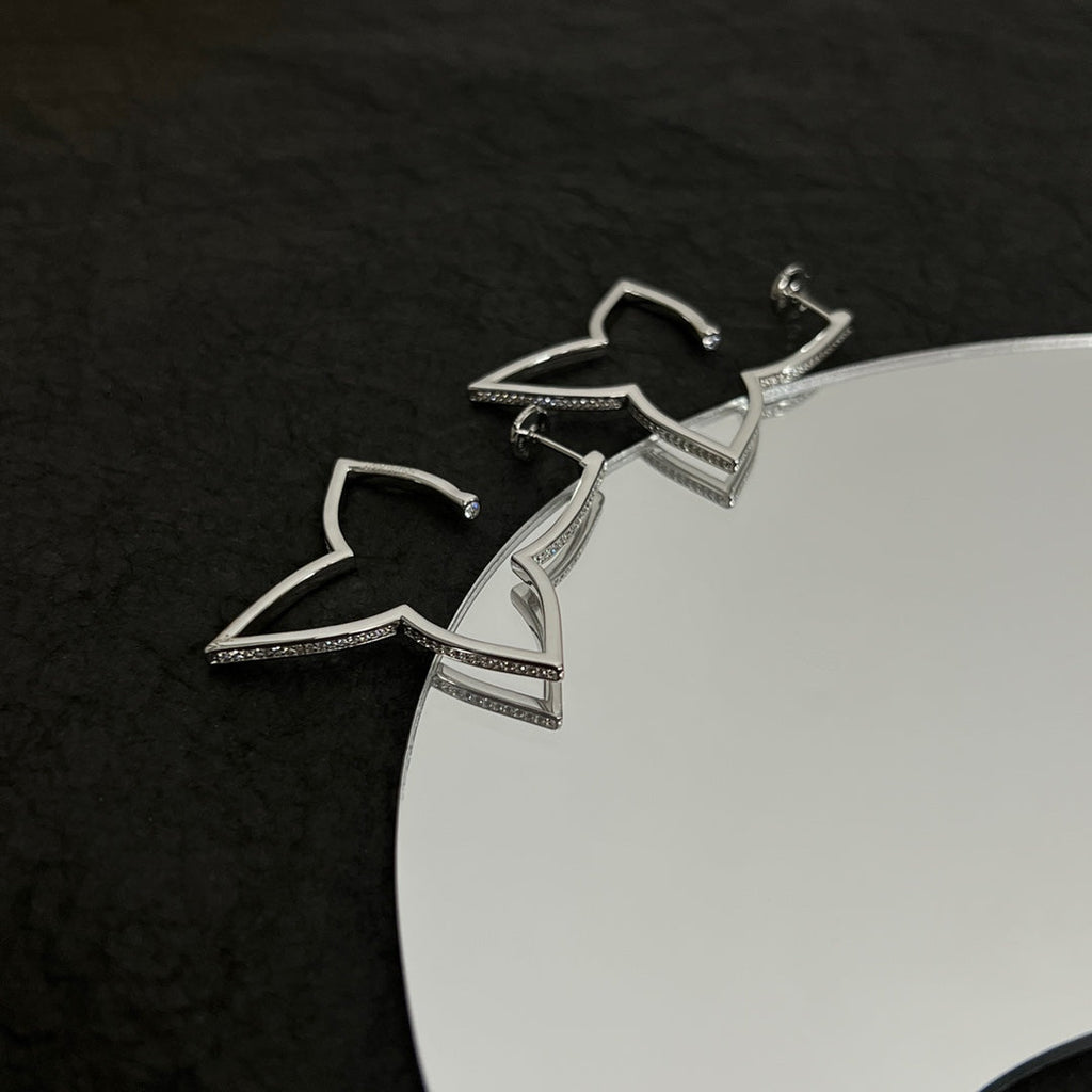 Louis Vuitton Debuts Blossom 18K Gold Earrings product image 4, provided for visual reference and product detail review
