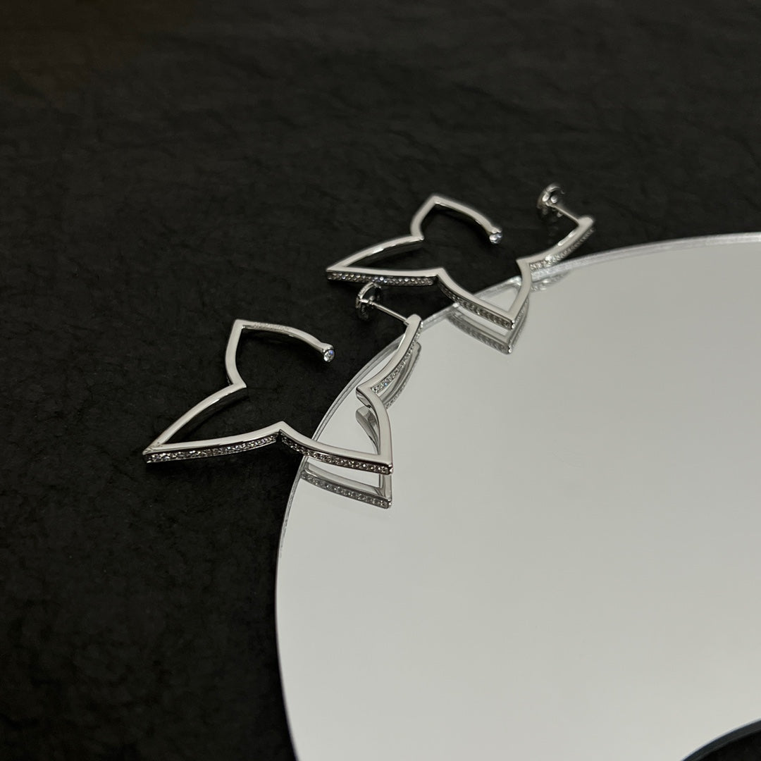 Louis Vuitton Debuts Blossom 18K Gold Earrings product image 4, provided for visual reference and product detail review