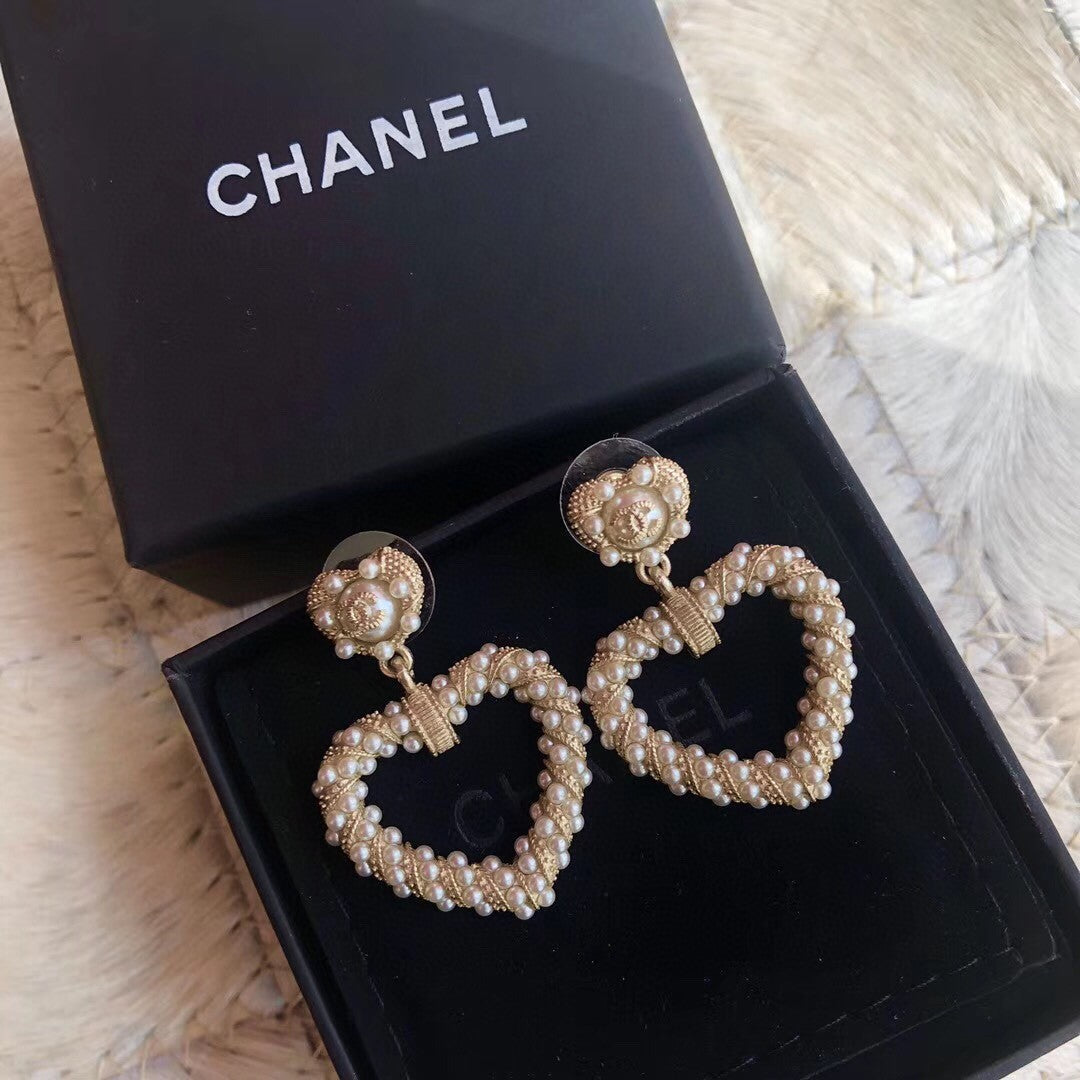 Chanel Heart Pendant 18K Gold Earrings product image 4, provided for visual reference and product detail review