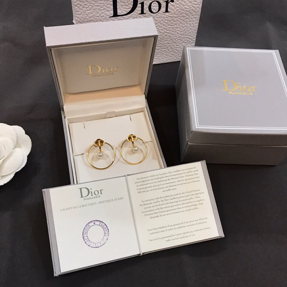 Dior 30 Montaigne Pearl 18K Gold Earrings product image 13, provided for visual reference and product detail review