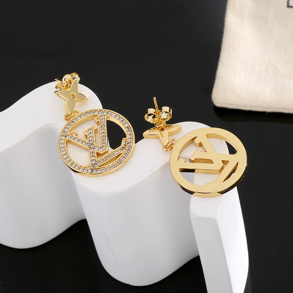 Louis Vuitton Star Pendant 18K Gold Earrings product image 4, provided for visual reference and product detail review