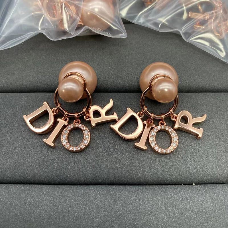 Dior Tribales Pearl 18K Gold Earrings product image 4, provided for visual reference and product detail review