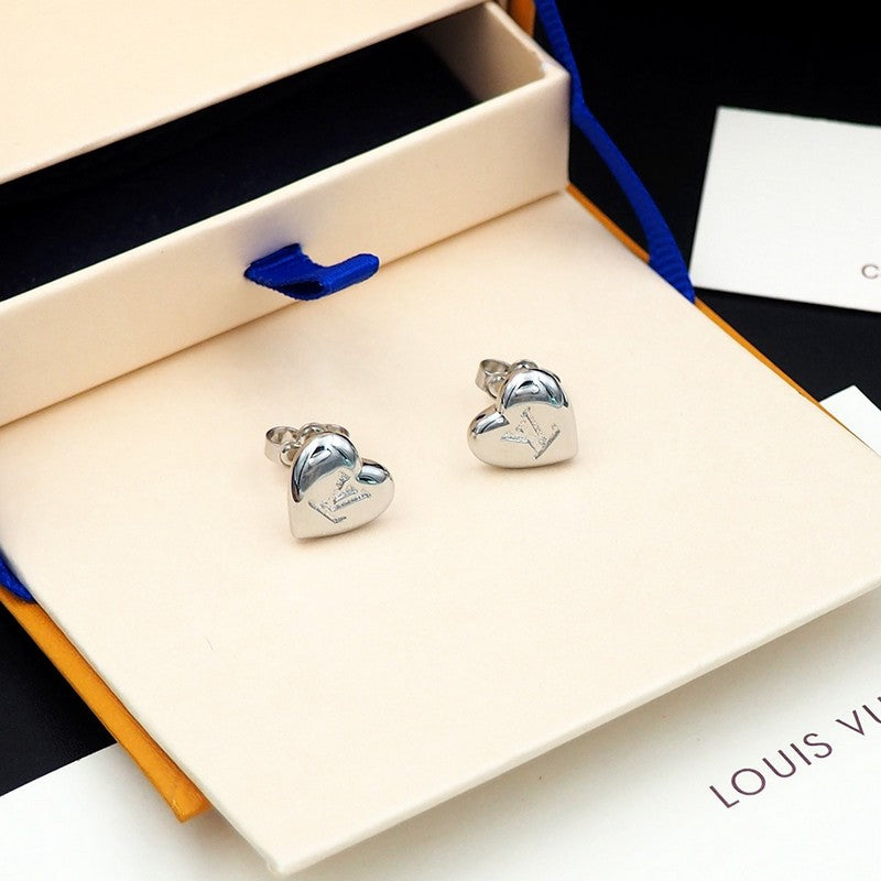 Louis Vuitton Heart 18K Gold Earrings product image 15, provided for visual reference and product detail review