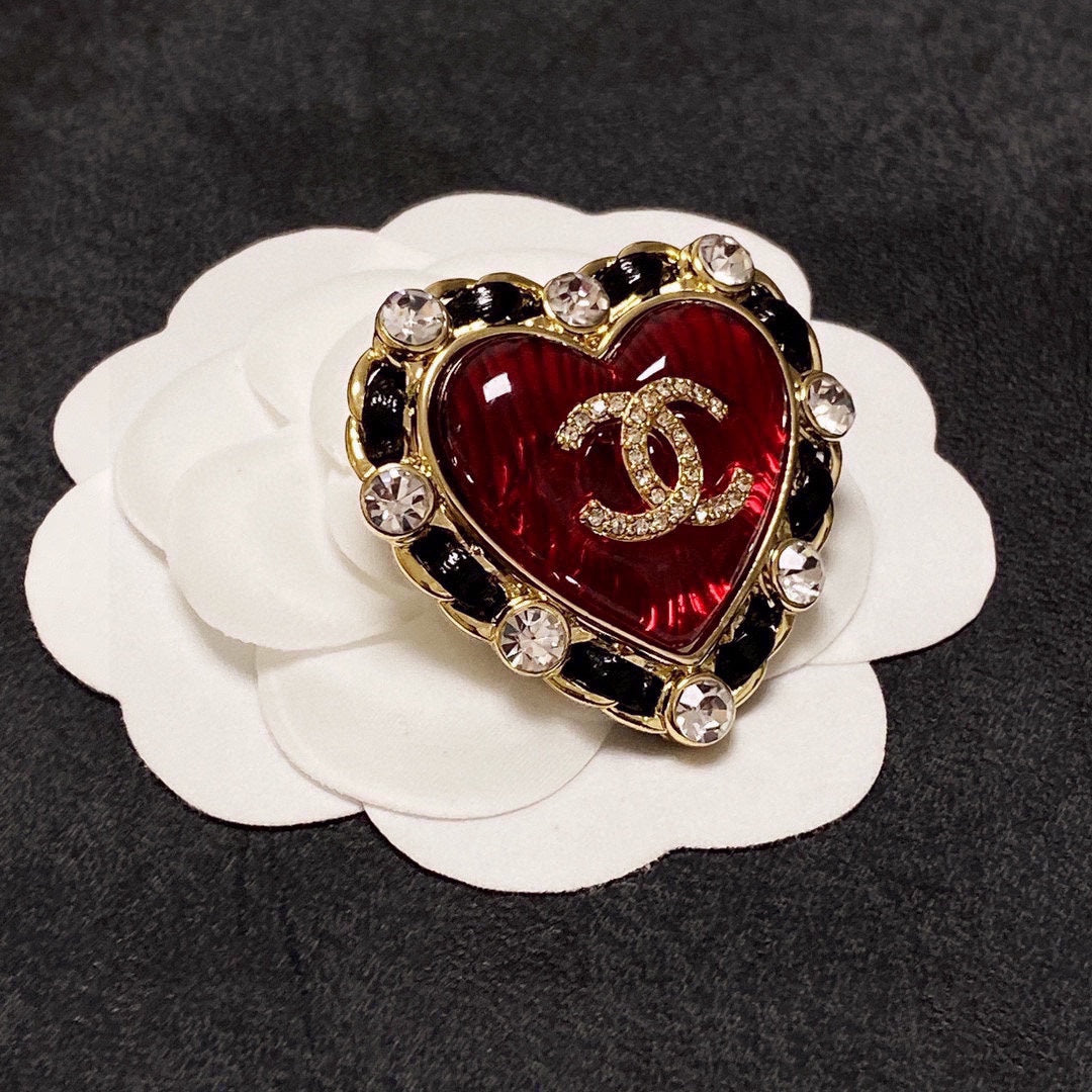 Chanel Red Crystal Heart 18K Gold Brooch product image 4, provided for visual reference and product detail review