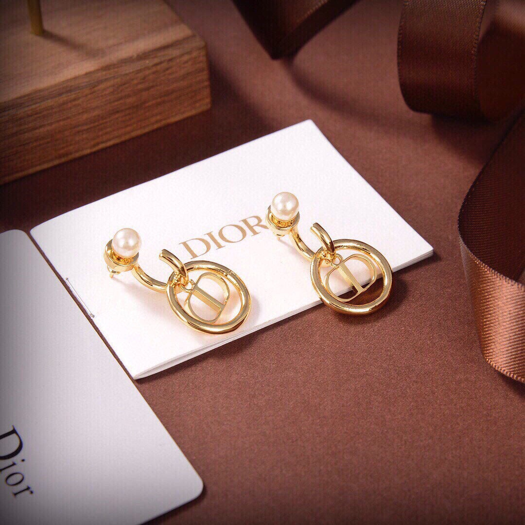 Dior 30 Montaigne Pearls 18K Gold Earrings product image 4, provided for visual reference and product detail review