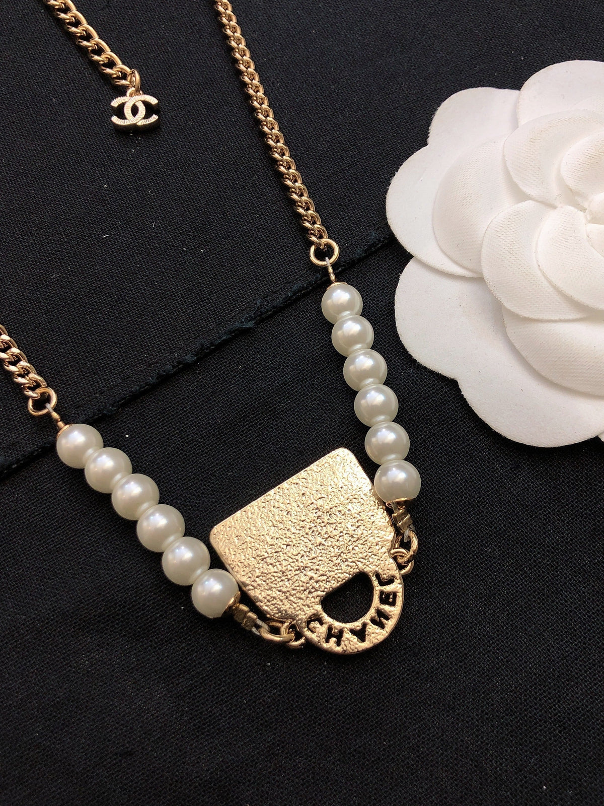 Chanel Pearls Bag Pendant 18K Gold Necklace product image 2, provided for visual reference and product detail review