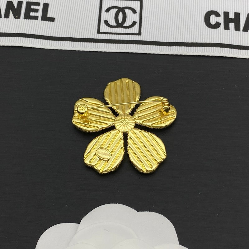 Chanel Pearl Gold 18K Gold Brooch product image 2, provided for visual reference and product detail review