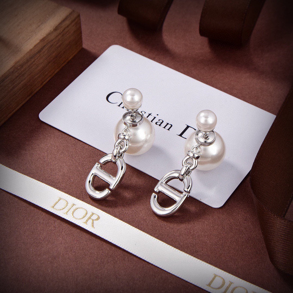 Dior 30 Montaigne 18K Gold Earrings product image 6, provided for visual reference and product detail review