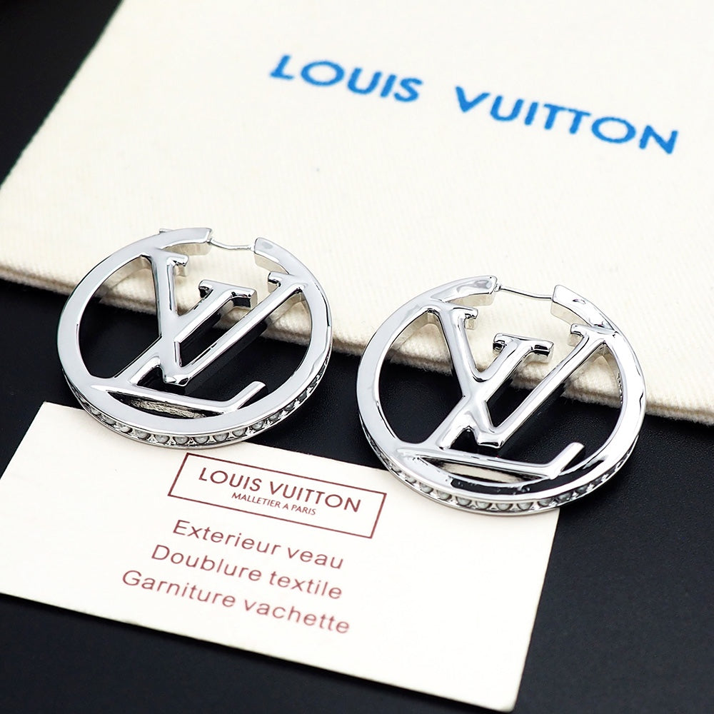 Louis Vuitton Louise Pearls 18K Gold Earrings product image 10, provided for visual reference and product detail review