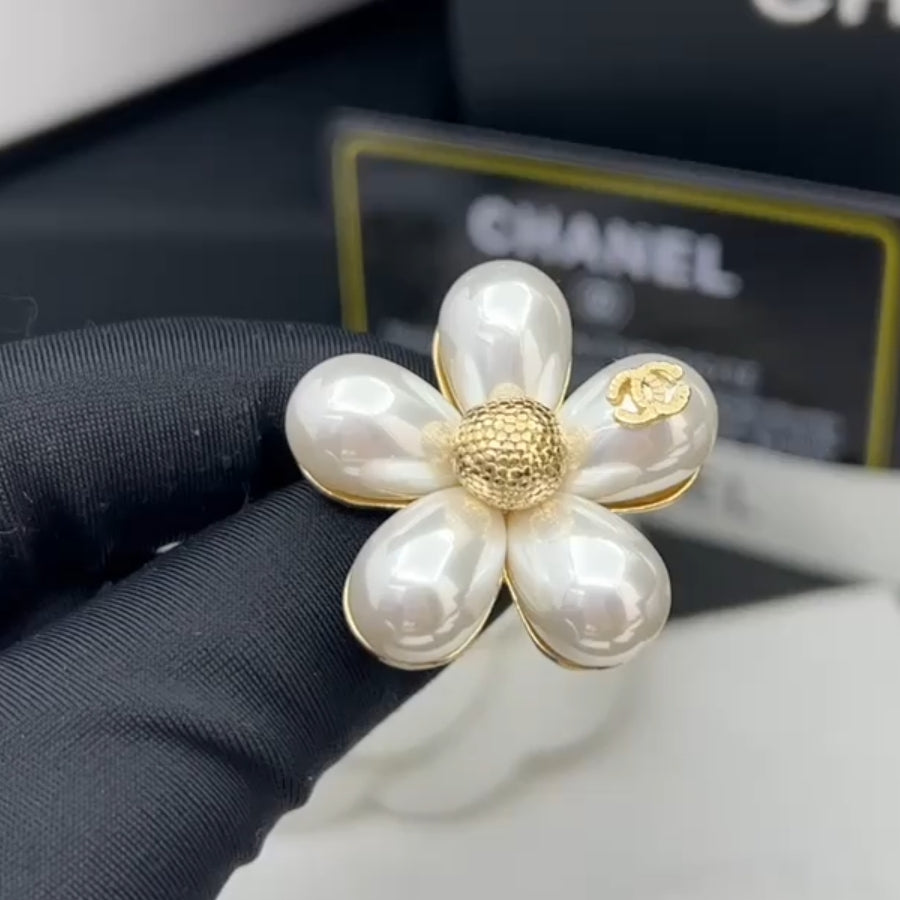 Chanel Pearls 18K Gold Brooch product image 4, provided for visual reference and product detail review