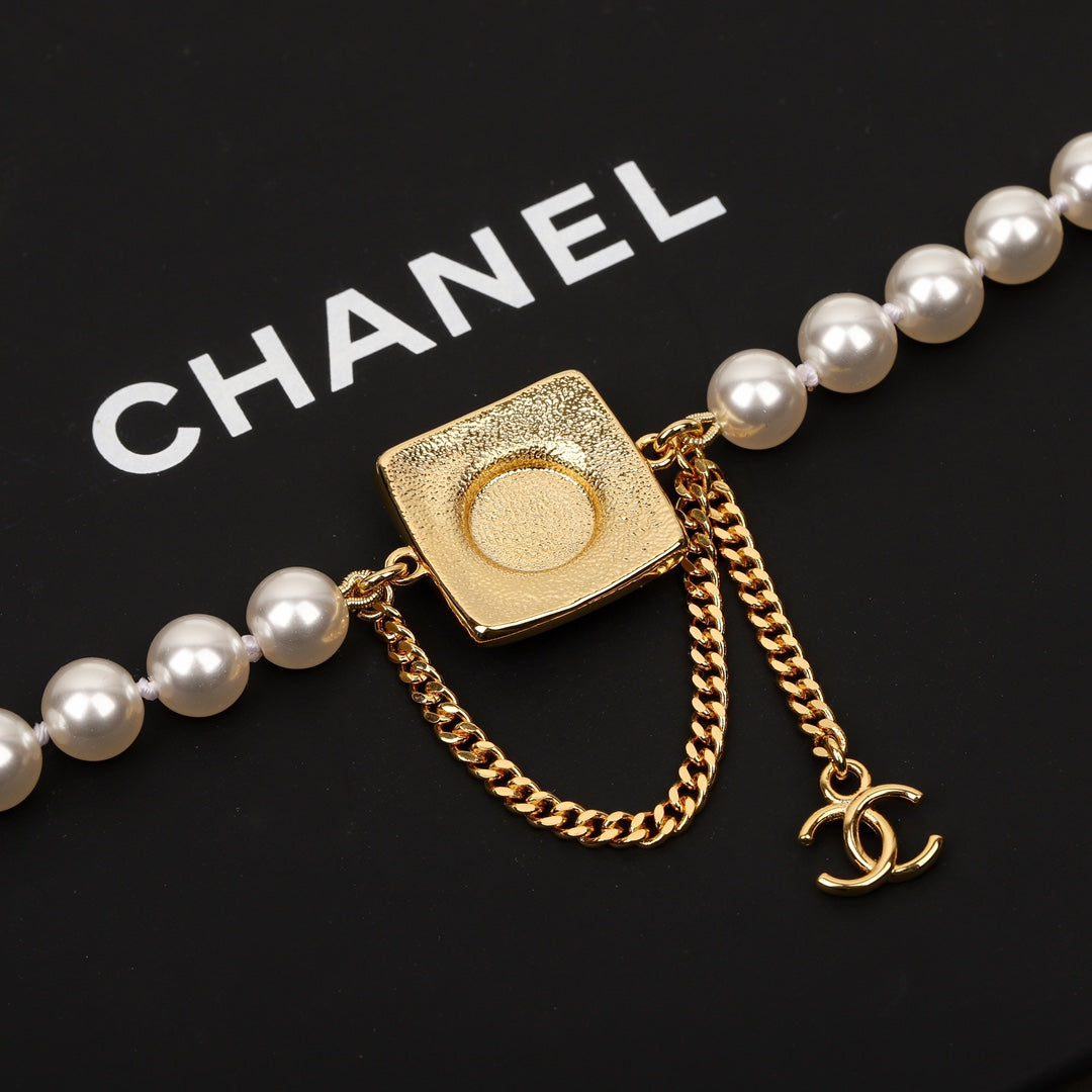 Chanel Pearls Choker 18K Gold Necklace product image 4, provided for visual reference and product detail review