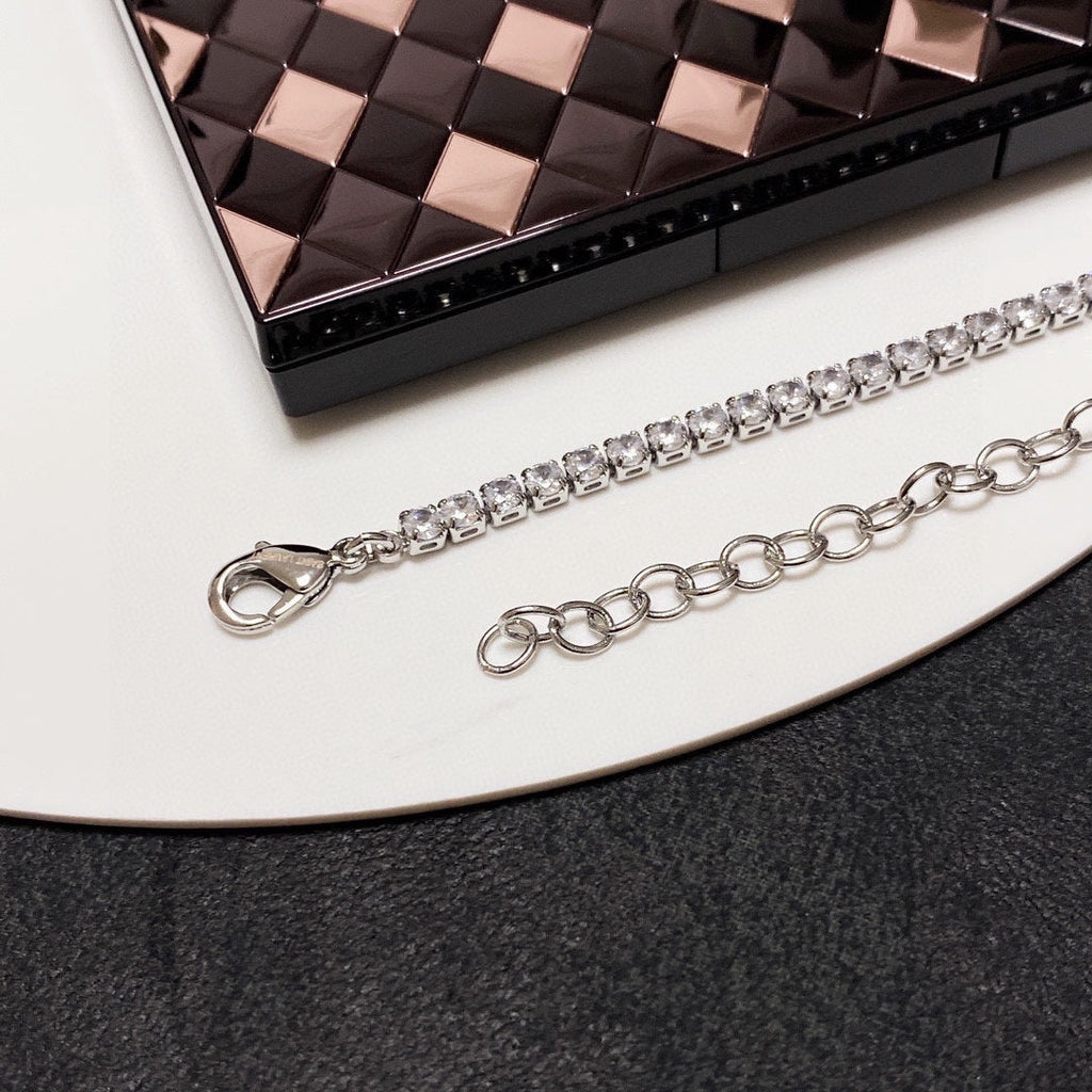 YSL Chain Diamond 18K Gold Necklace product image 4, provided for visual reference and product detail review