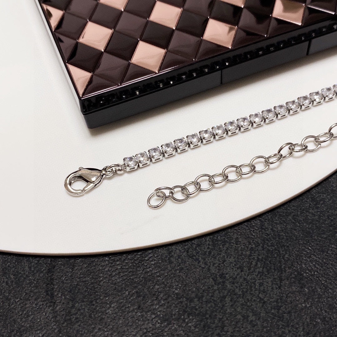 YSL Chain Diamond 18K Gold Necklace product image 4, provided for visual reference and product detail review