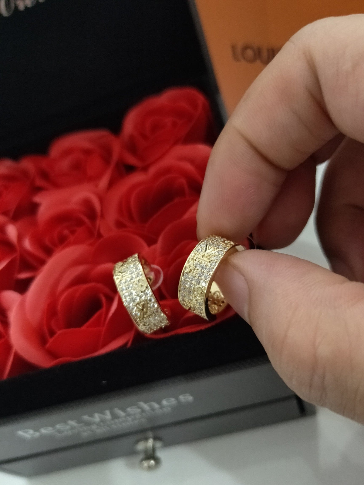 Louis Vuitton Circle 18K Gold Earrings product image 5, provided for visual reference and product detail review