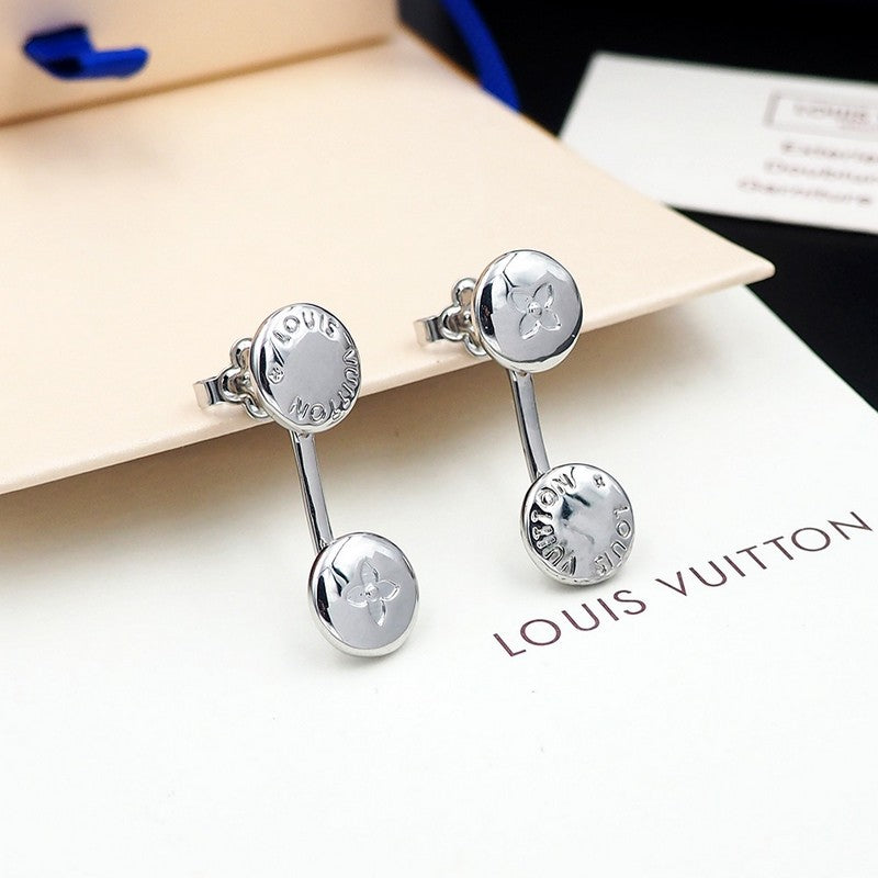Louis Vuitton Studs 18K Gold Earrings product image 3, provided for visual reference and product detail review