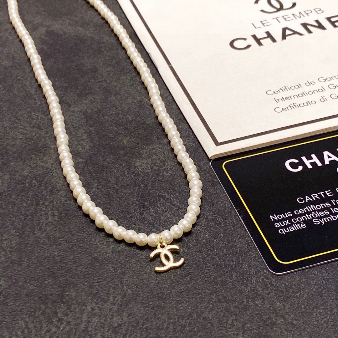 Chanel Pearls Choker 18K Gold Necklace product image 3, provided for visual reference and product detail review
