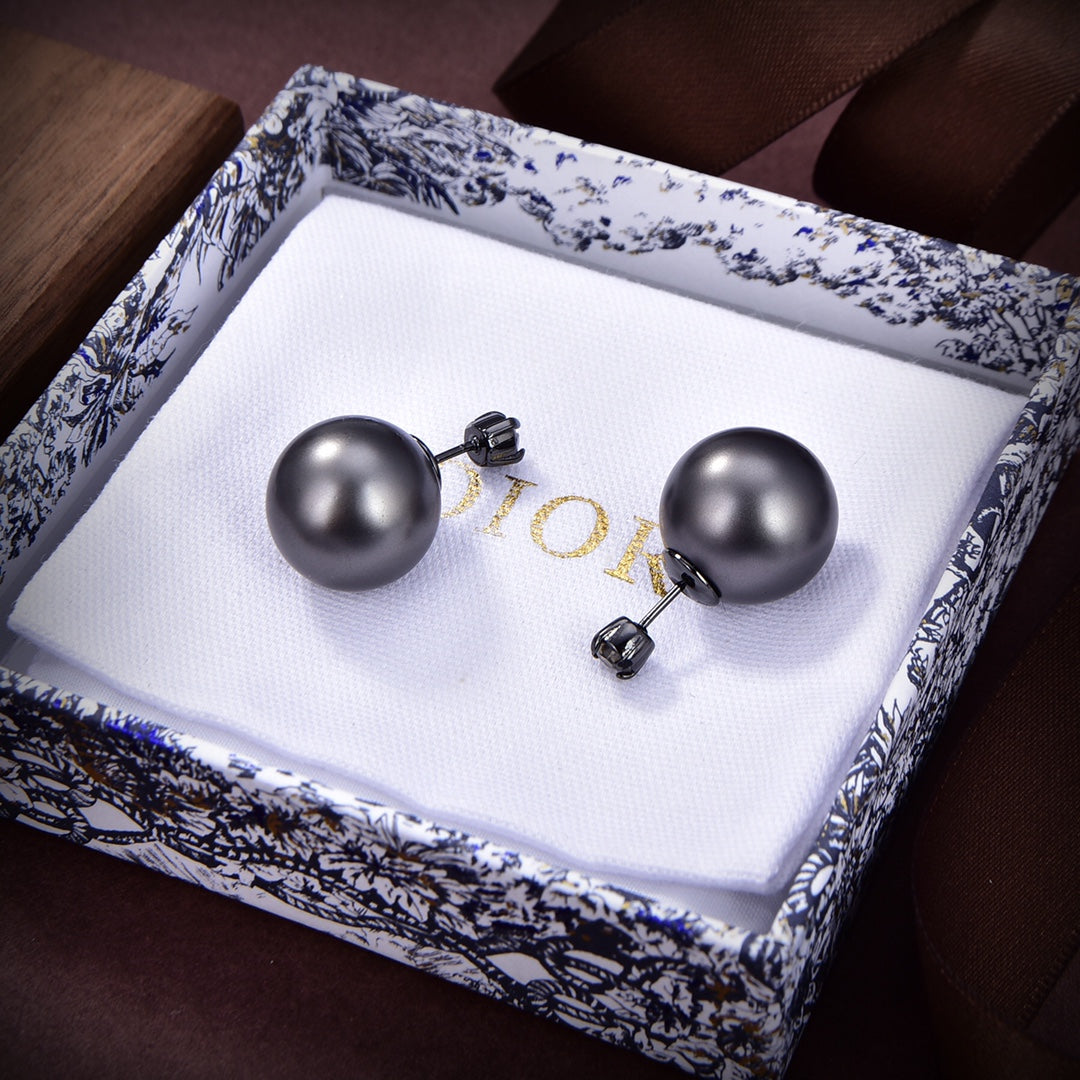 Dior Tribales Black Resin Pearls 18K Gold Earrings product image 6, provided for visual reference and product detail review