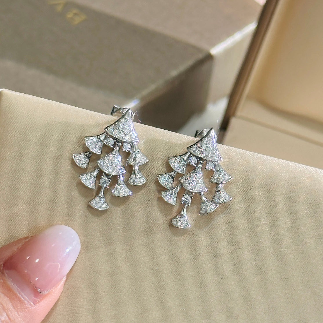 Bvlgari Dream Diamonds 18K Gold Earrings product image 4, provided for visual reference and product detail review