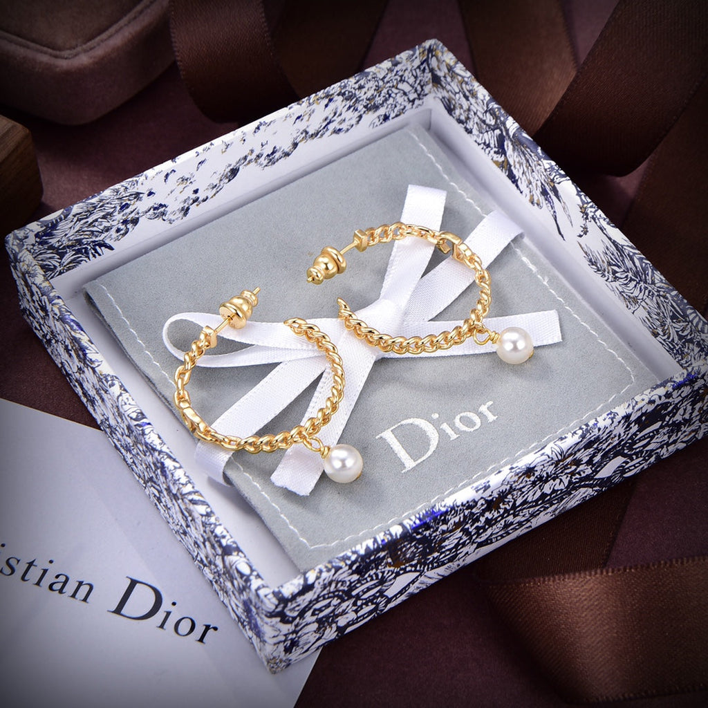 Dior 30 Montaigne 18K Gold Earrings product image 6, provided for visual reference and product detail review