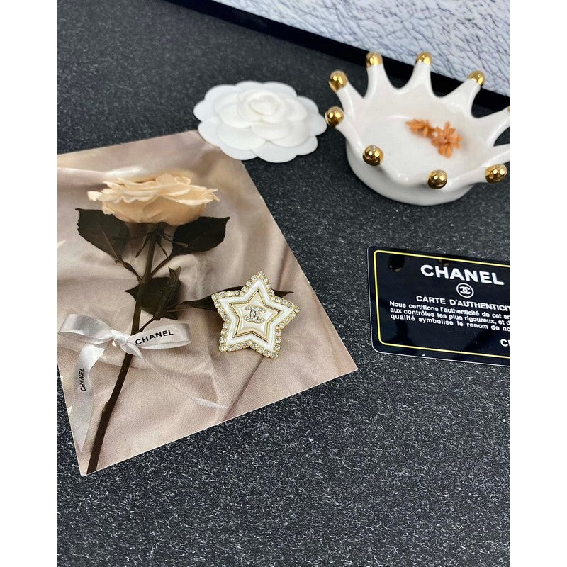 Chanel Star Pearl 18K Gold Brooch product image 4, provided for visual reference and product detail review