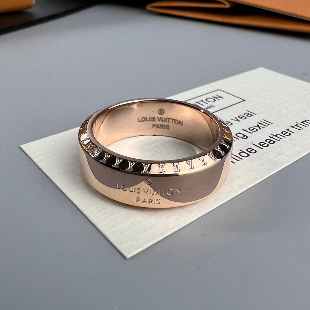 Louis Vuitton Vintage 18K Gold Ring product image 1, provided for visual reference and product detail review