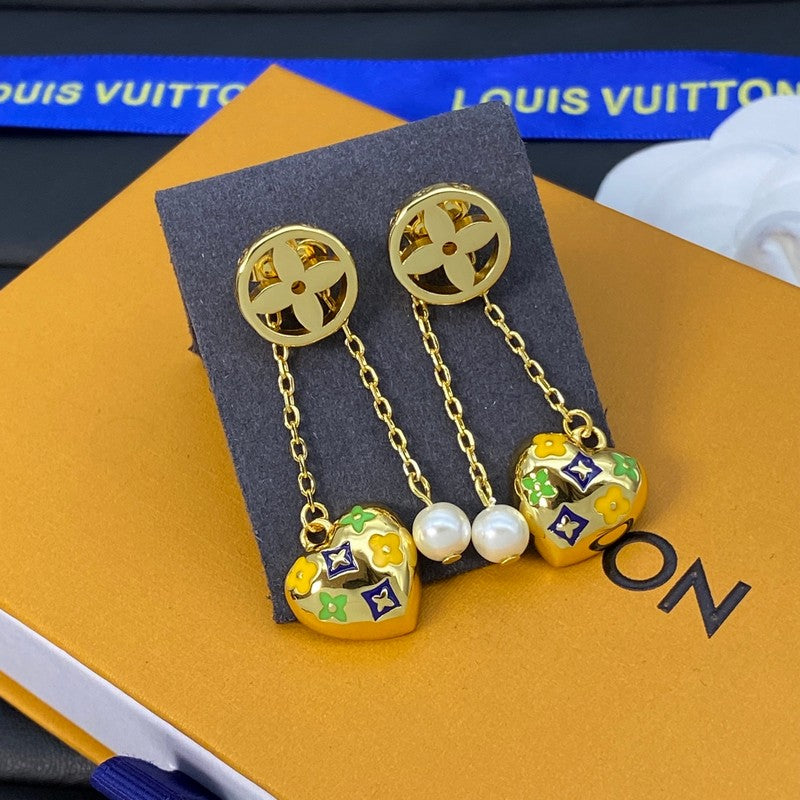 Louis Vuitton Diamond Pearl Drop 18K Gold Earrings product image 4, provided for visual reference and product detail review