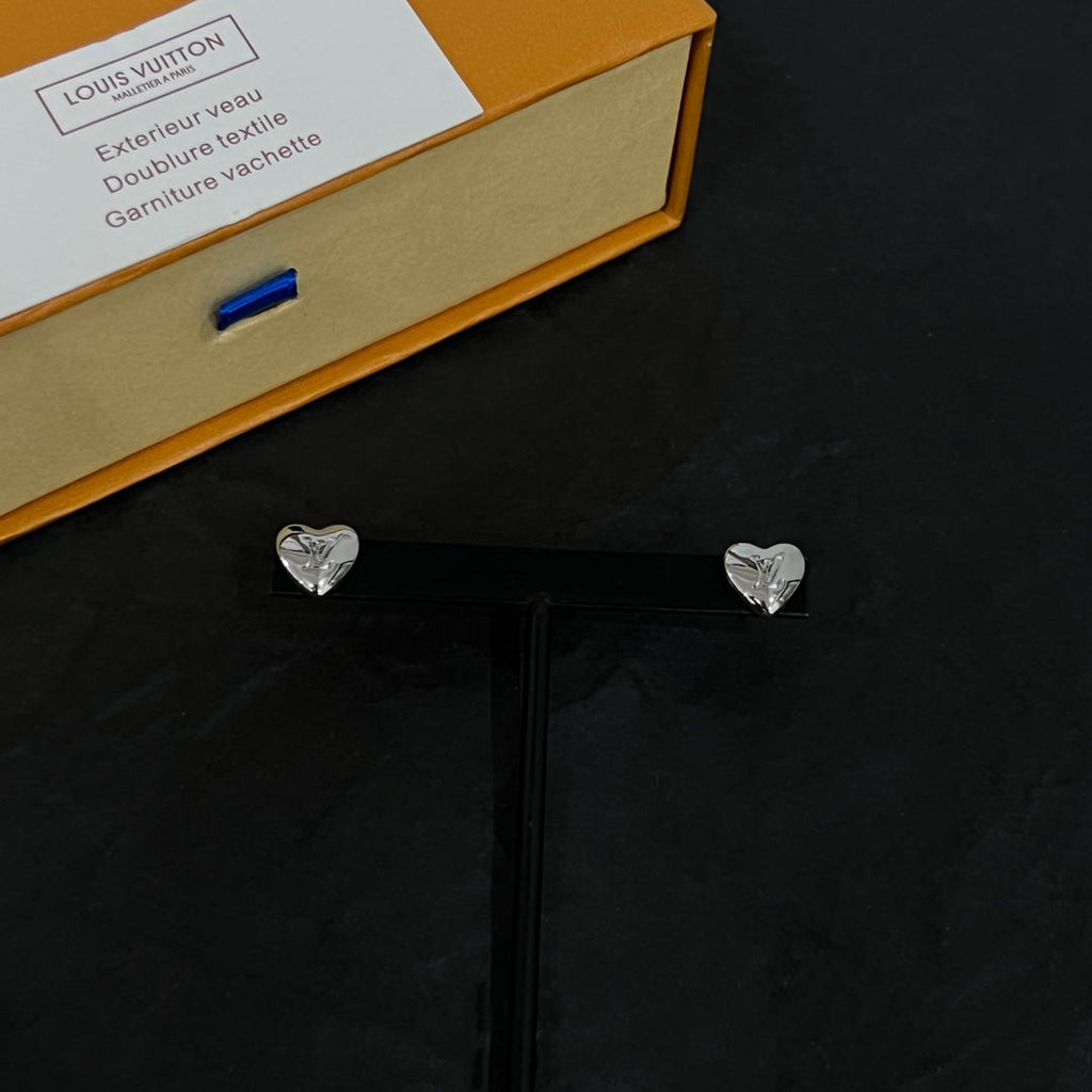 Louis Vuitton Heart 18K Gold Earrings product image 7, provided for visual reference and product detail review