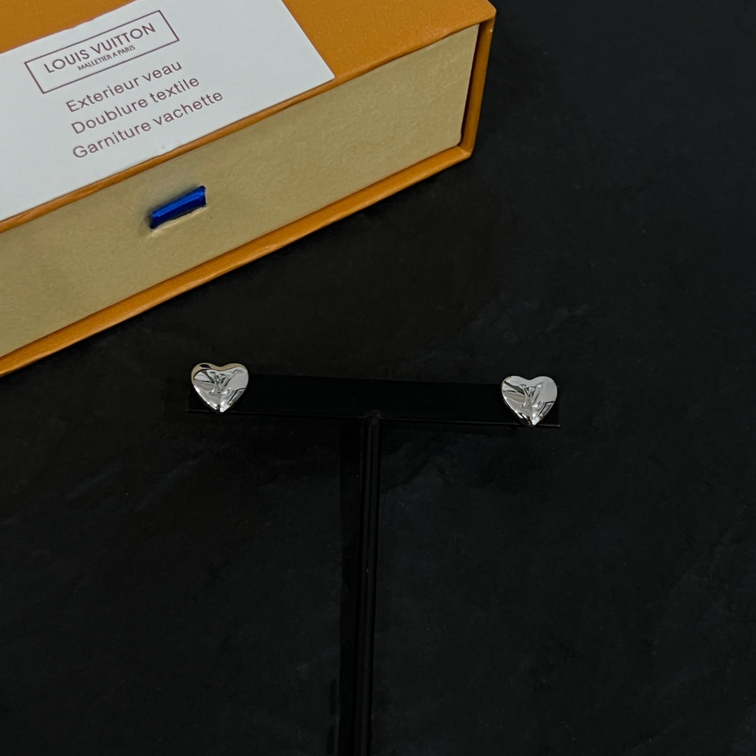 Louis Vuitton Heart 18K Gold Earrings product image 7, provided for visual reference and product detail review