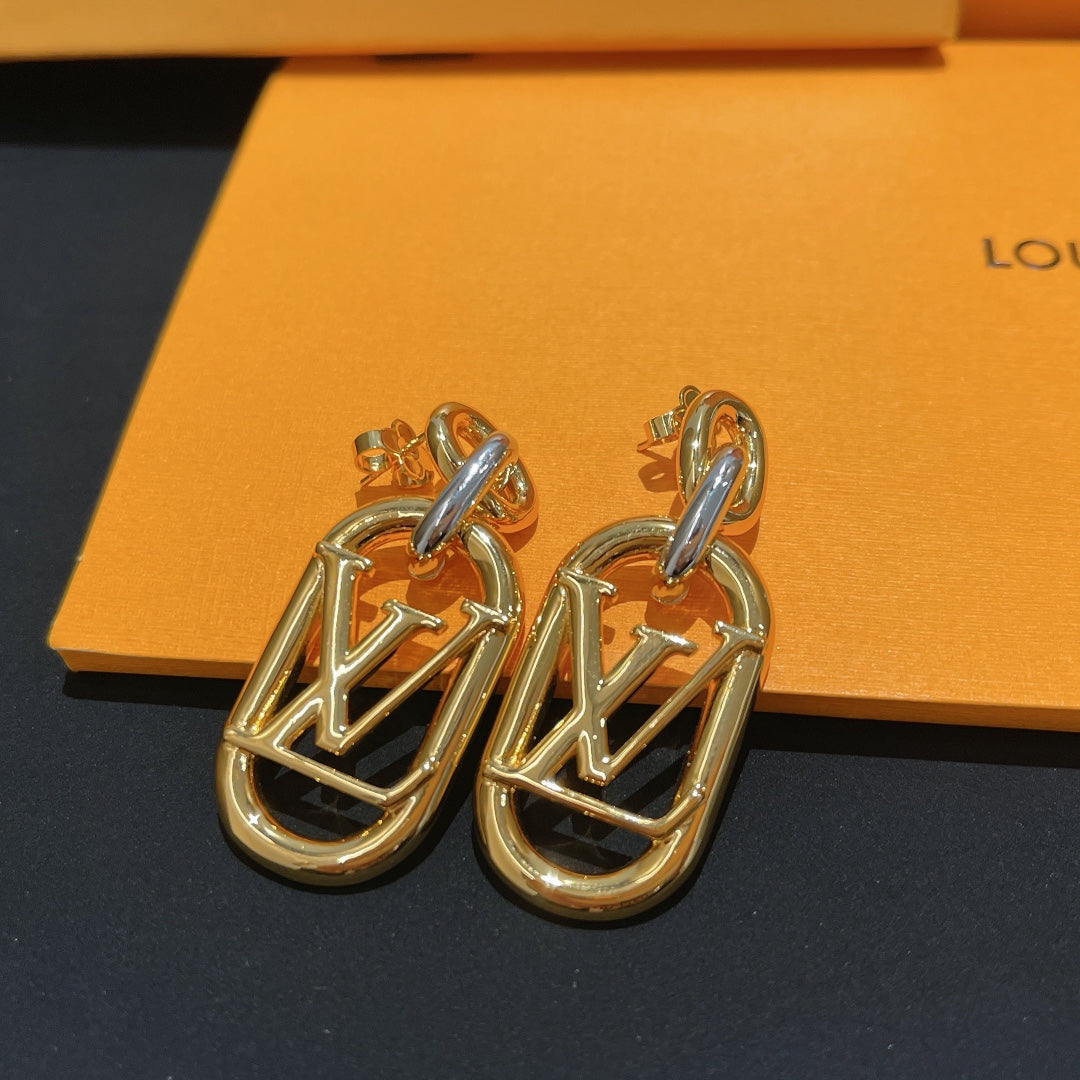 Louis Vuitton My Everyday Chain 18K Gold Earrings product image 4, provided for visual reference and product detail review