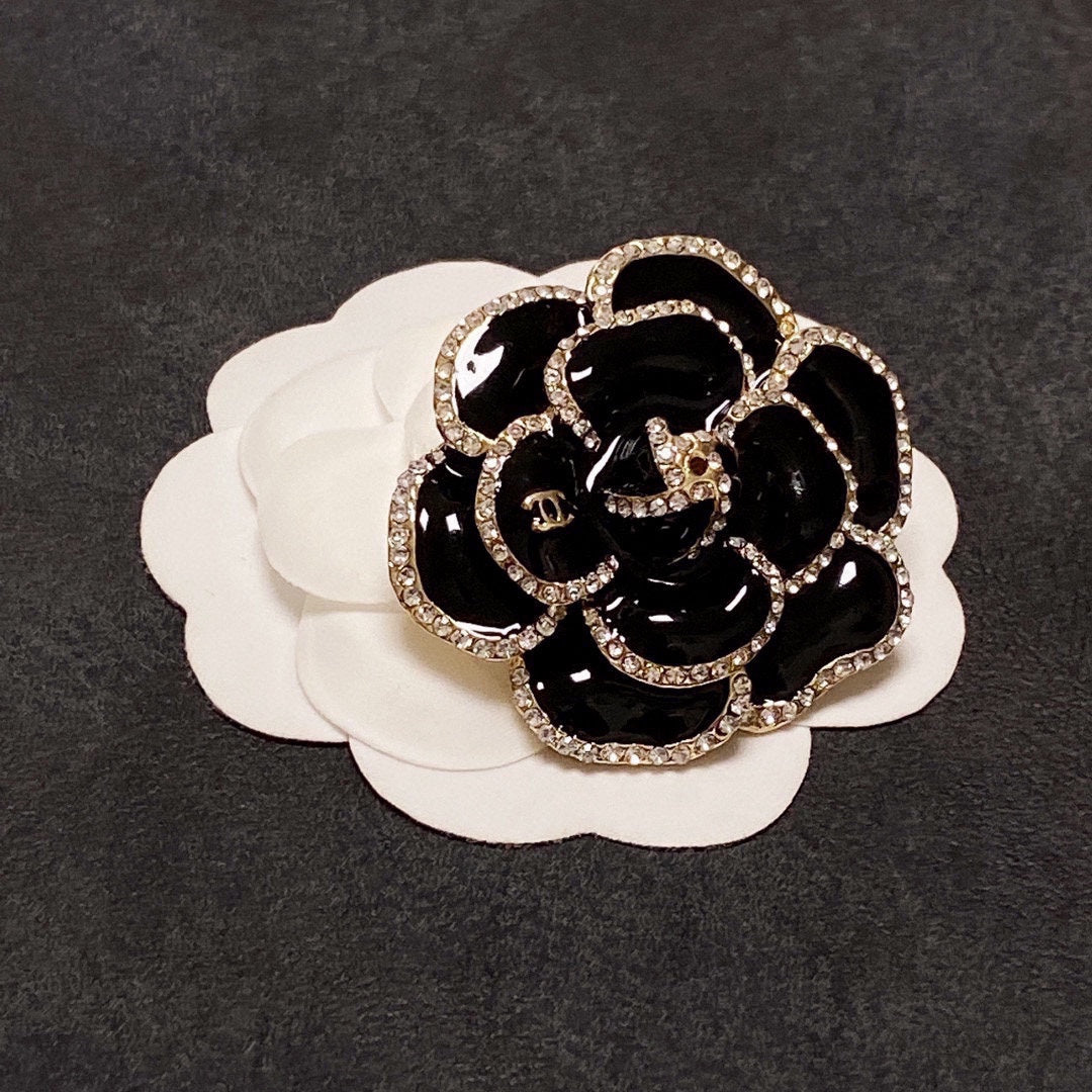 Chanel Black Flower 18K Gold Brooch product image 5, provided for visual reference and product detail review
