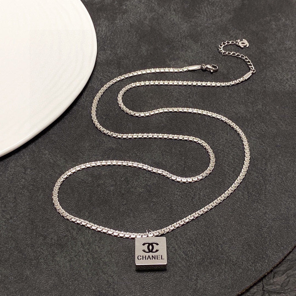 Chanel Pendant 18K Gold Necklace product image 1, provided for visual reference and product detail review