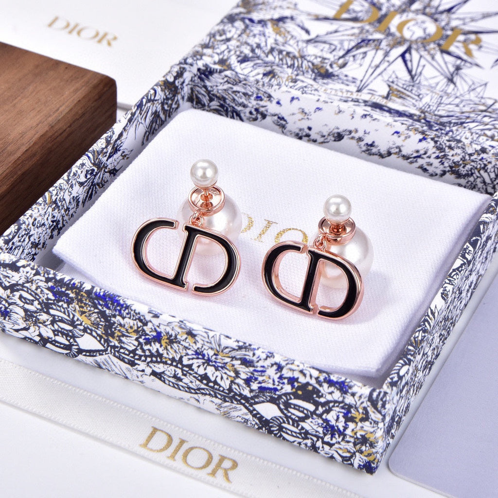 Dior 30 Montaigne 18K Gold Earrings product image 4, provided for visual reference and product detail review