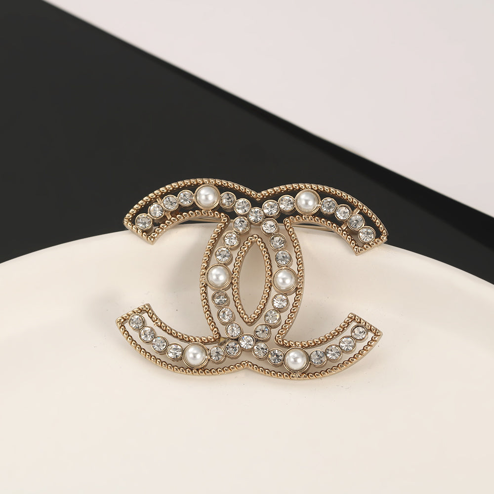 Chanel Pearls 18K Gold Brooch product image 4, provided for visual reference and product detail review