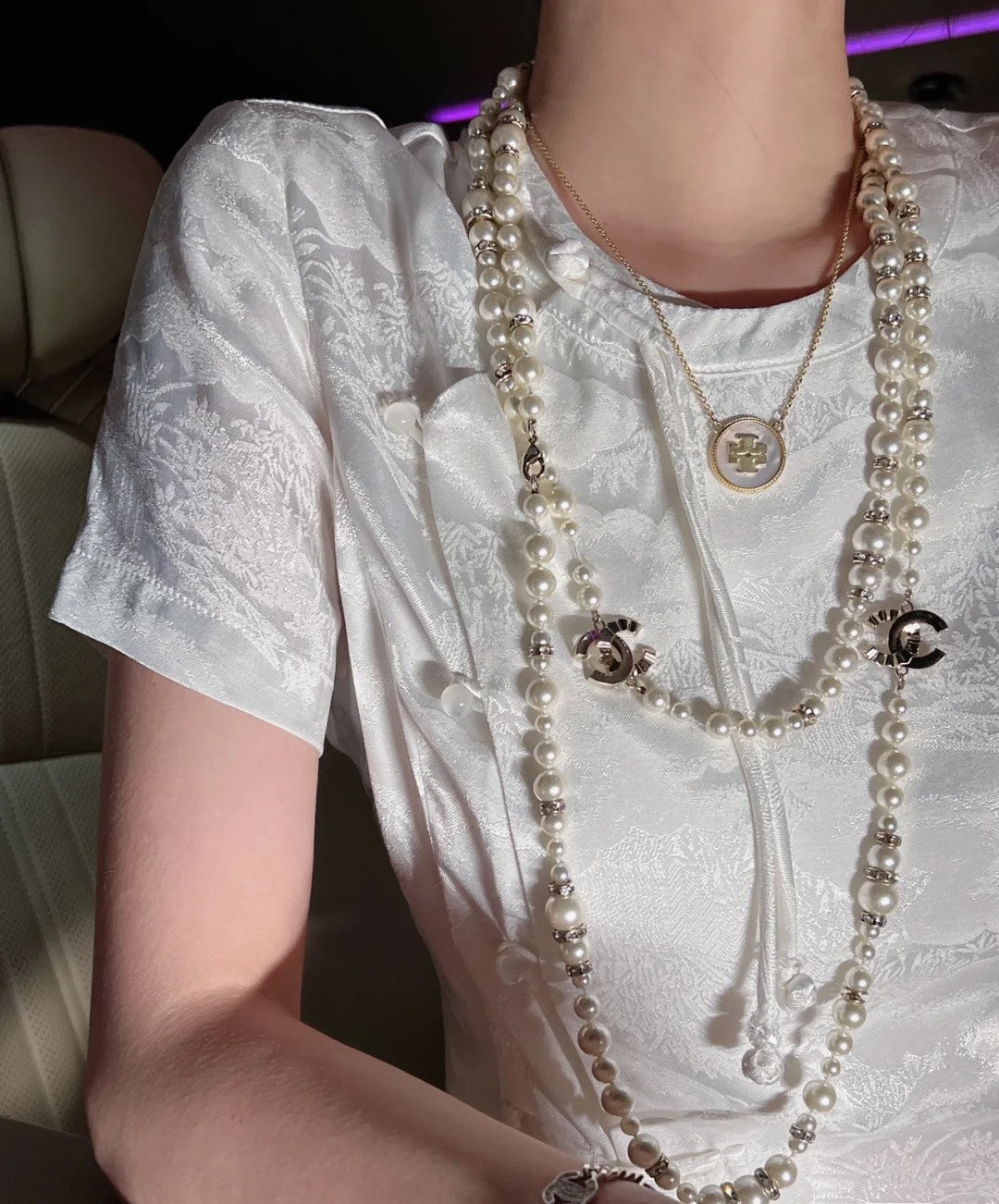 Chanel Pearls Long 18K Gold Necklace product image 4, provided for visual reference and product detail review