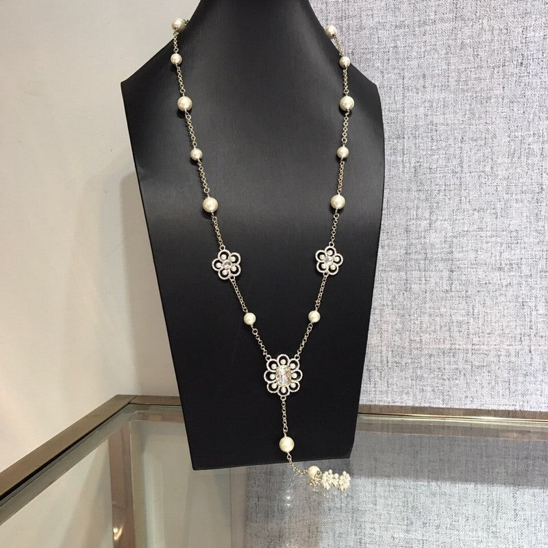 Chanel Flowers Pearl Long 18K Gold Necklace product image 2, provided for visual reference and product detail review