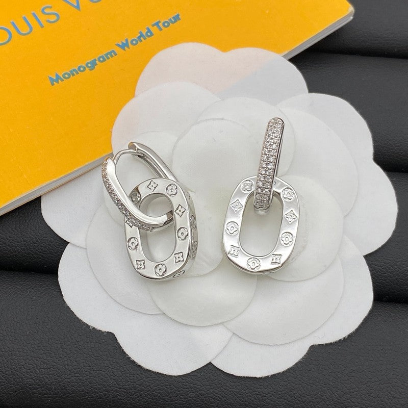 Louis Vuitton Circle 18K Gold Earrings product image 6, provided for visual reference and product detail review