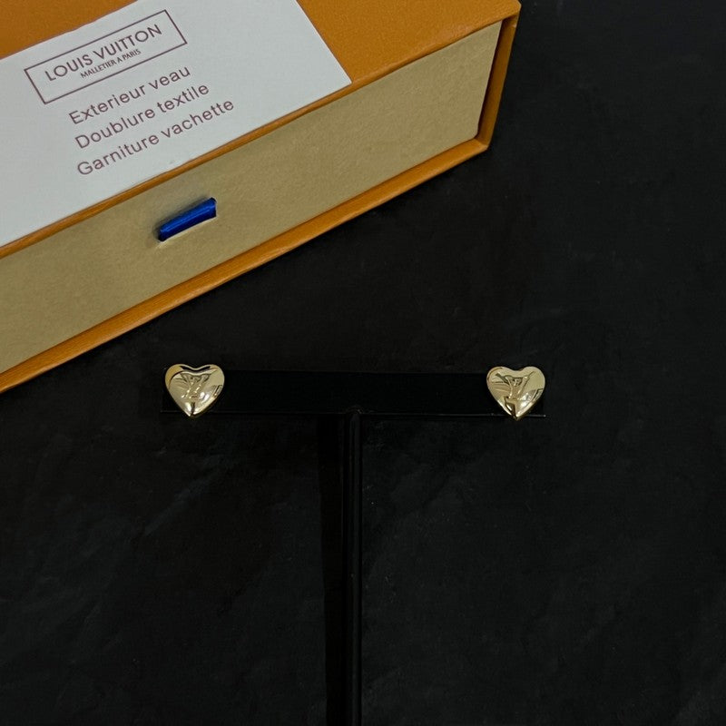 Louis Vuitton Heart 18K Gold Earrings product image 10, provided for visual reference and product detail review