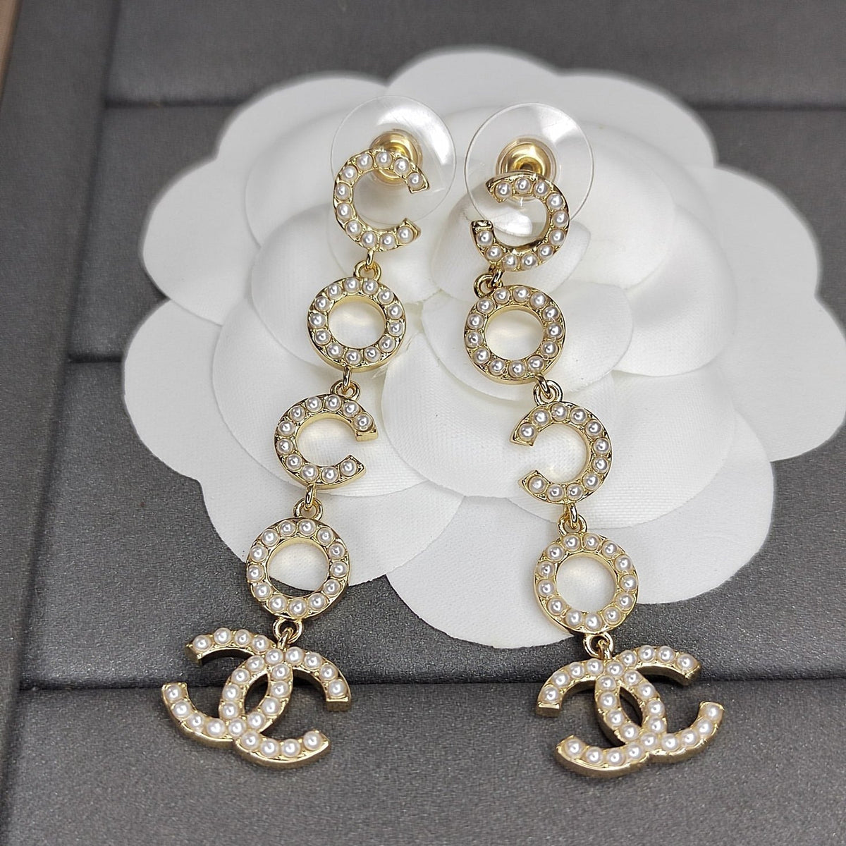 Chanel Pearl Pendant 18K Gold Earrings product image 1, provided for visual reference and product detail review