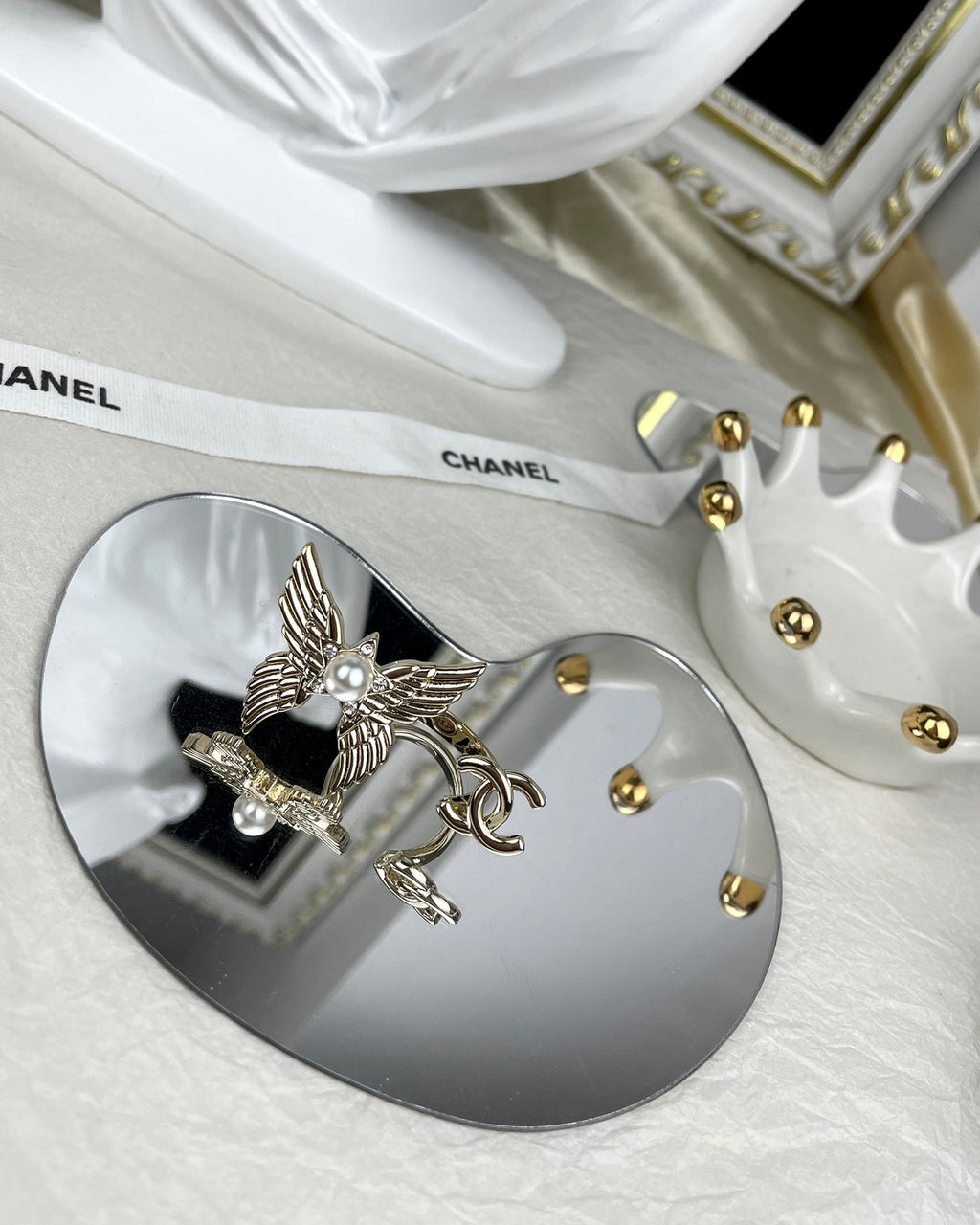 Chanel Butterfly Open 18K Gold Ring product image 4, provided for visual reference and product detail review